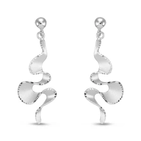 Boucles d oreilles pendantes argent rhodié composées d un motif ruban argent satiné un contour ciselé Largeur : 15mm Longu...