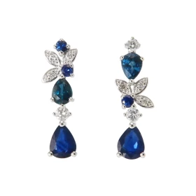 Boucles d oreilles Pendantes Asymétriques Or Blanc 750 Saphir Diamant Ces boucles sont serties Saphirs ronds poires pour u...
