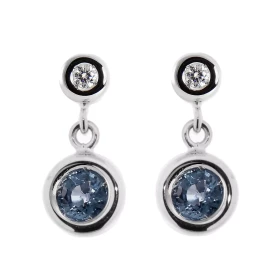  Boucles d oreilles pendantes Or Blanc Saphir Ses boucles sont serties 2 saphirs Ceylan ronds 4,5mm 2 diamants 1,8mm Longu...