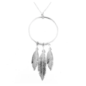 Collier argent maille jaseron un cercle 3 breloques plumes sculptées Diamètre cercle : 36 mm diamètre - Dimensions plumes ...