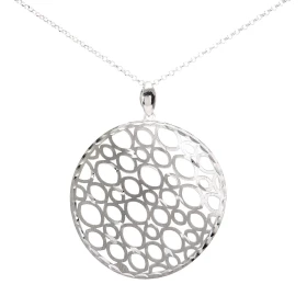 Collier argent rhodié un pendentif circulaire ondulé 4cm diamètre La partie centrale est mat le tour ciselé Longueur ajust...