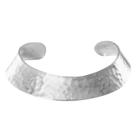 Torque argent martelé Longueur totale : 35 cm environ Largeur : 25 mm Ouvert au passage du cou