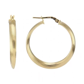 Créoles argent doré forme cercle des stries 30mm diamètre Section ovale 4mm large Système d attache : tige montée sur une ...
