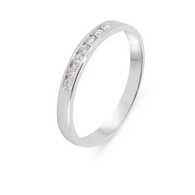 Demi alliance Or Blanc 750 sertie 7 diamants 1.9mm diamètre Poids total diamant : 0.18 carat Qualité Diamant : G Si Largeu...