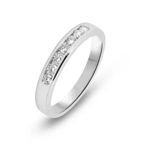  Demi alliance Or blanc 750 sertie 7 diamants 2mm diamètre Sertil rail Largeur monture : 3,5mm Poids total Diamant : 0,25 ...