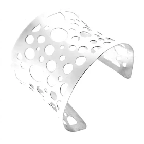 Manchette argent rhodié ajourée ronds différentes tailles Largeur du bracelet : 55 mm Bracelet ouvert s adaptant a tous le...