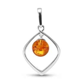 Pendentif argent 925 composé d une perle d ambre couleur cognac 9mm diamètre dans un losange 20x24mm Largeur : 20mm Longue...