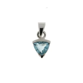 Pendentif style classique serti d une pierre triangulaire La pierre varieté Topaze bleue traitée est taillée à facettes El...