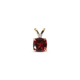  Pendentif Grenat Or Jaune 750 Un modèle discret à fois étincelant Le grenat 5x5mm taillé coussin est accompagné d un diam...
