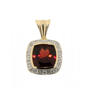 Pendentif Grenat Diamant Or 375 La pierre centrale est taillée coussin mesure 8x8mm Elle est maintenue sur cette monture p...