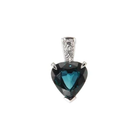 Pendentif Or Blanc 750 serti d un Saphir Coeur (2.05 carat) 3 Diamants Dimensions du pendentif (bélière incluse) : 14 x 8m...