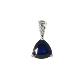  Pendentif Or Blanc 750 serti d un Saphir trillion 8x8mm (1.8 carats) 3 Diamants Dimensions du pendentif (bélière incluse)...