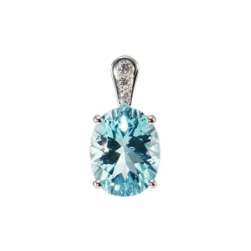  Pendentif Or Blanc 750 Topaze Bleue Ovale 10x8mm Diamant Topaze Bleue 10x8mm (3 carats) Bélière sertie 3 diamants pour un...