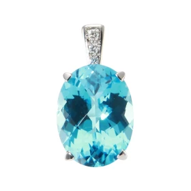  Pendentif Or Blanc 750 serti d une Topaze Bleue Ovale 20x15mm (20,9 carats) 3 diamants. Poids total diamant : 0,095 carat...