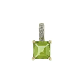  Pendentif Or jaune 375 serti d un péridot carré 6x6mm 5 diamants Dimensions du pendentif (bélière incluse) : 13x7mm Poids...