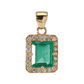 Pendentif Or Jaune 750 serti d une Emeraude rectangulaire 10x8mm 22 Diamants Poids Emeraude : 2.41 carats Poids total Diam...