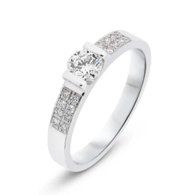  Bague Or Blanc sertie d un Diamant 4,6mm diamètre (0,42 carat - Couleur H - Pureté Si2), entourage composé 16 diamants 1,...