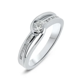  Bague Or Blanc sertie d une pierre centrale 0,2 carat Entourage composé 16 diamants pour un poids total 0,11 carat Largeu...
