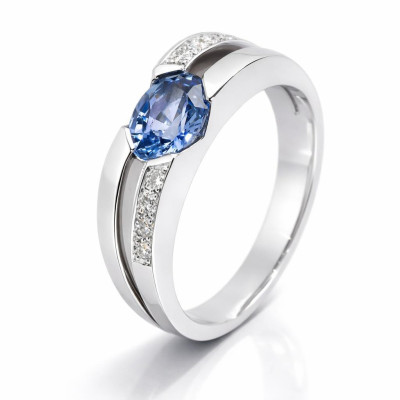 Bague Or Blanc 750 Saphir de Ceylan AAA Ovale 7x5mm et diamants