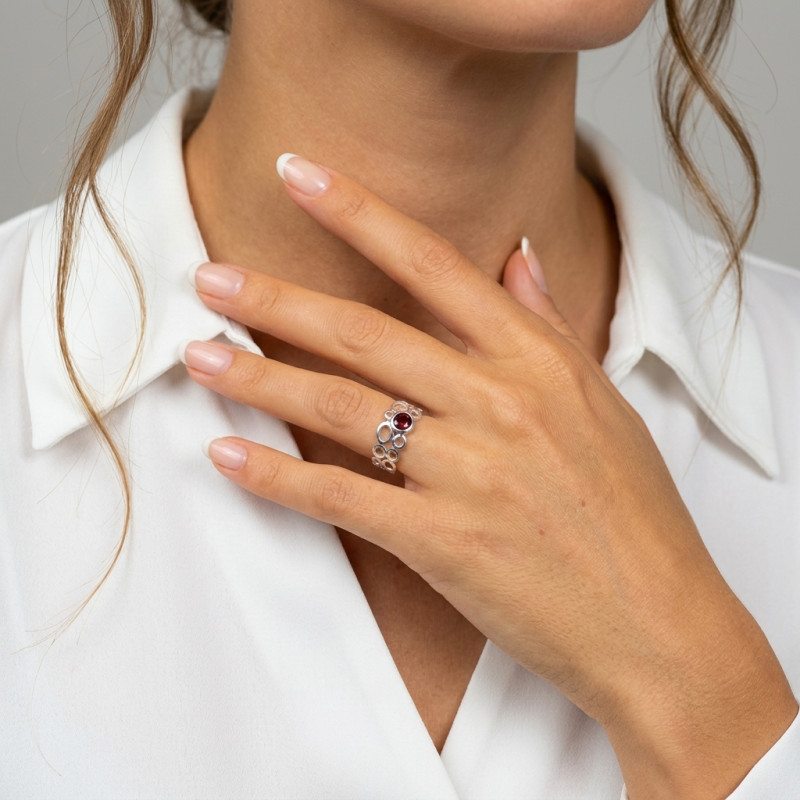 Bague Ajourée Argent et Grenat Rond 5mm porté