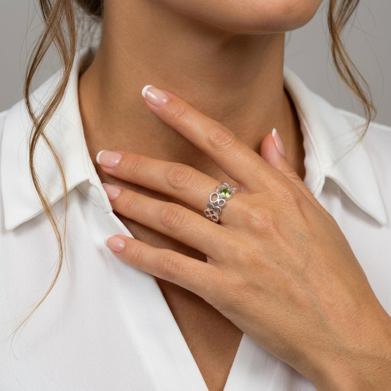 Bague Ajourée Argent et Peridot Rond 5mm porté