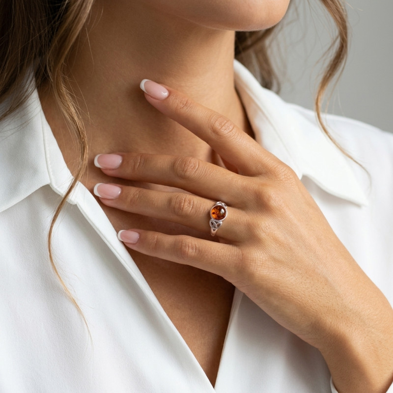 Bague Ambre Argent Motif celtique porté