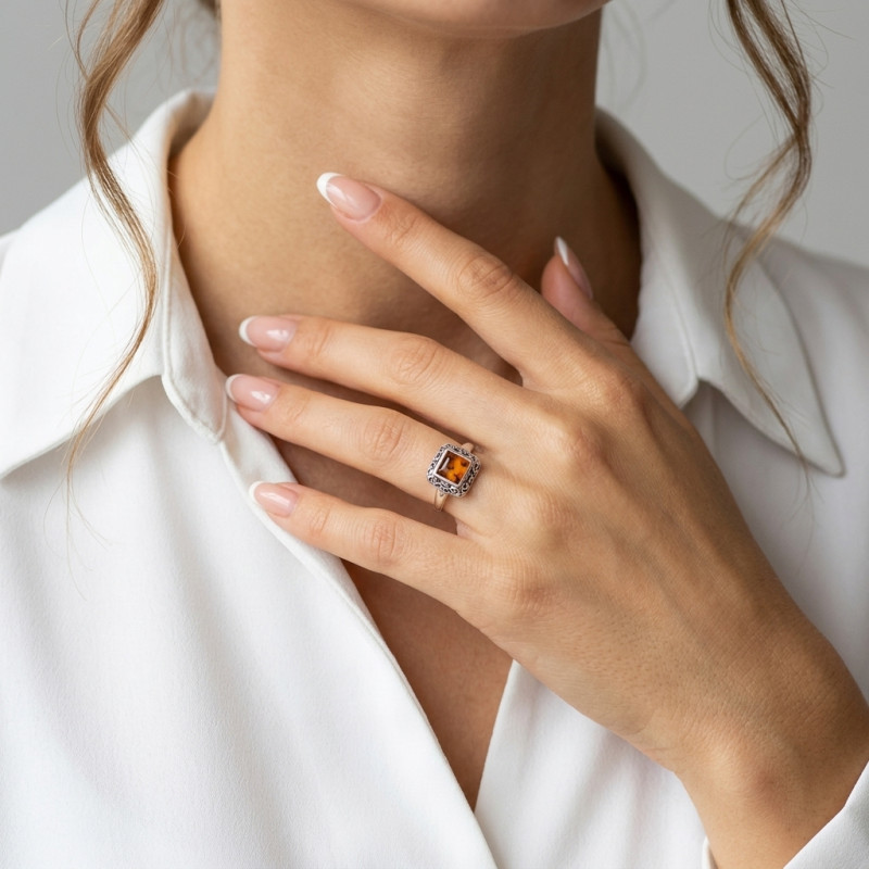 Bague Ambre Carrée 6x6mm sur Argent 925 porté