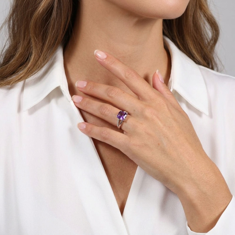 Bague Améthyste Coussin 10mm et Diamant Or Blanc 375 porté