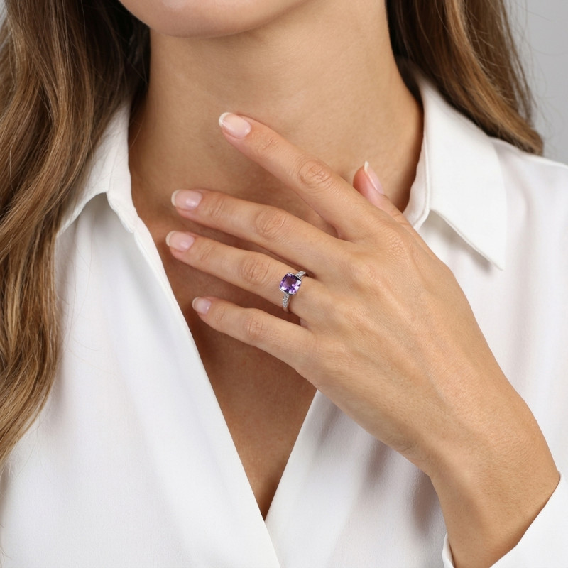Bague Améthyste Coussin 8mm et Diamant en Or Blanc 375 porté
