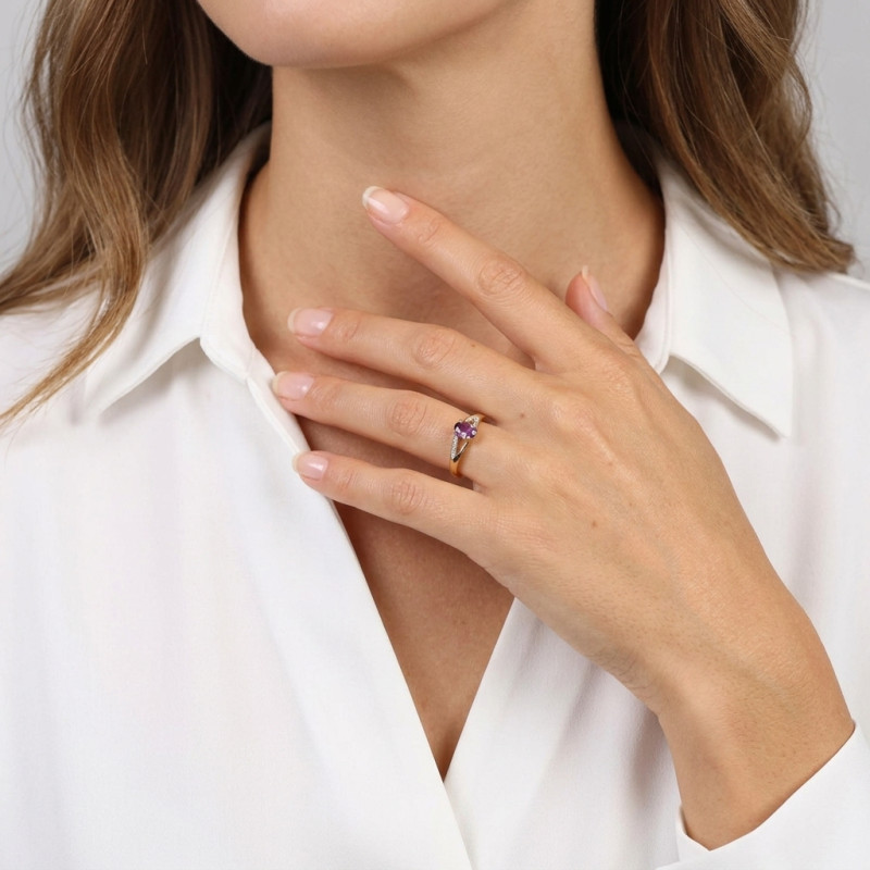 Bague Améthyste Ovale 6x4mm et Diamant en Or Jaune 375 porté