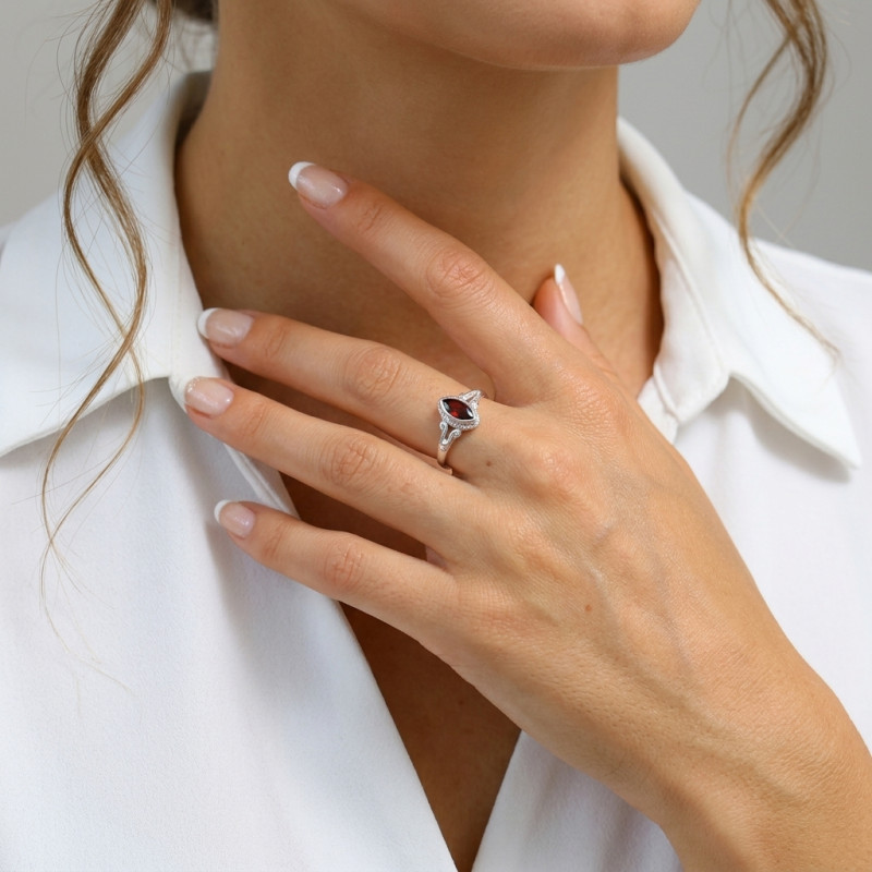 Bague Argent 925 Grenat Navette 8x4mm porté