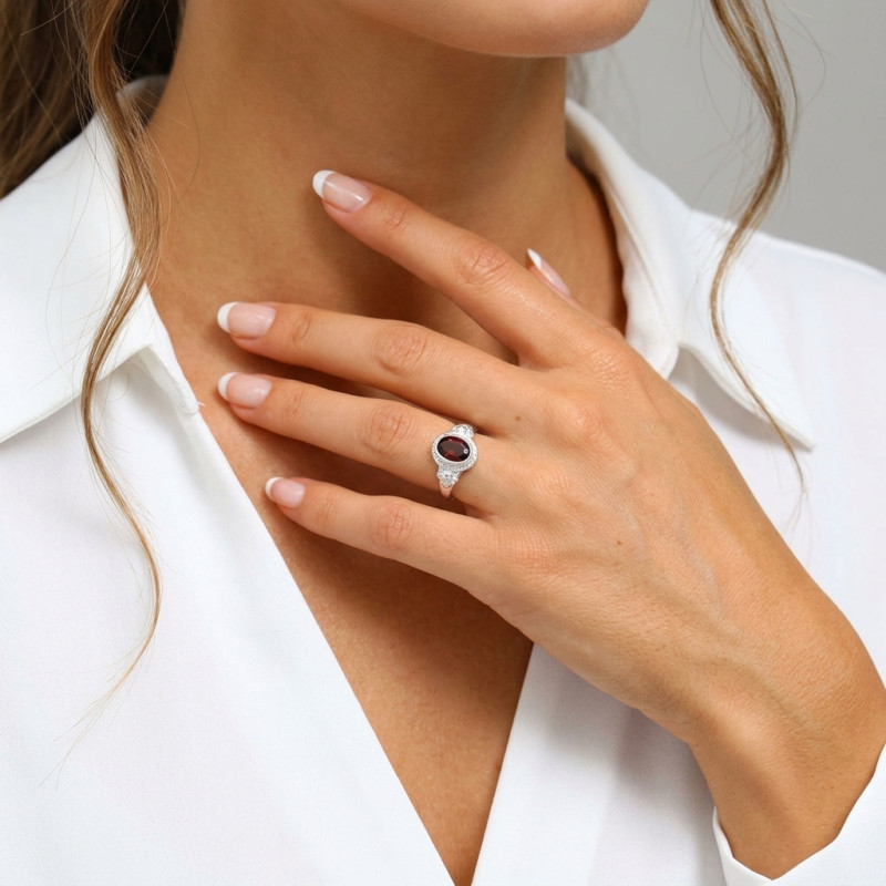 Bague Argent 925 Grenat Ovale 8x6mm porté