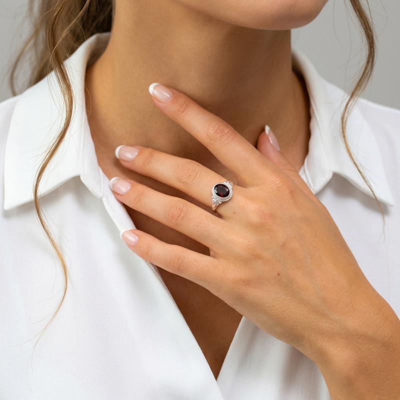 Bague Argent 925 Grenat Ovale 9x7mm porté