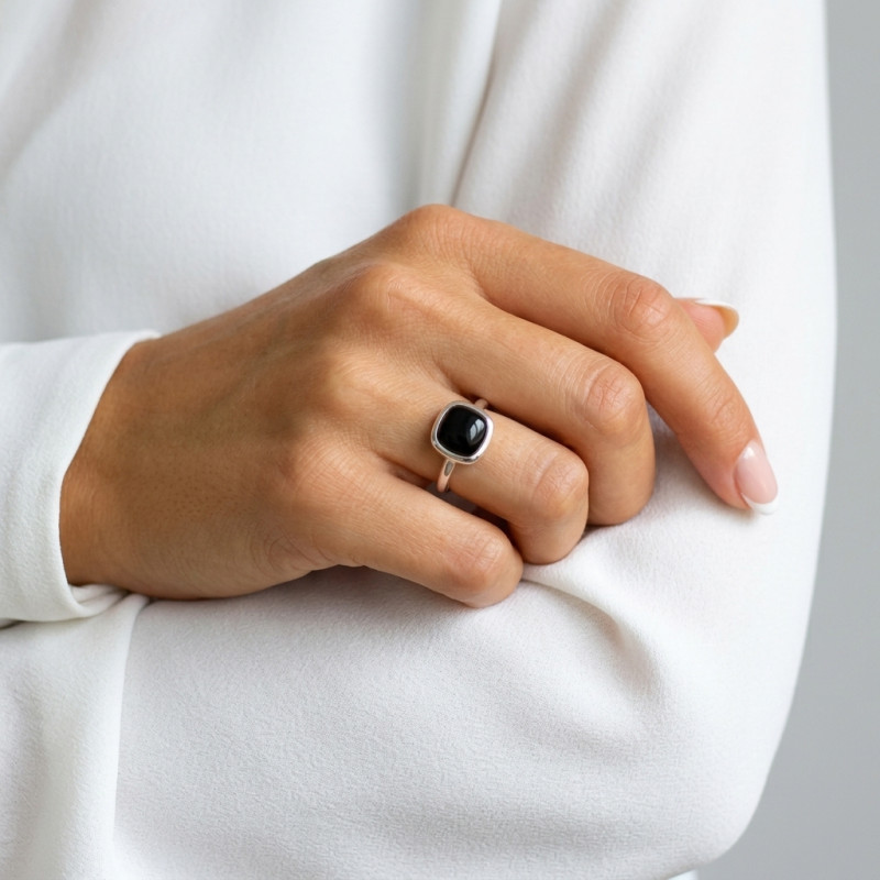 Bague Argent 925 Onyx Cabochon Coussin 10x10mm porté