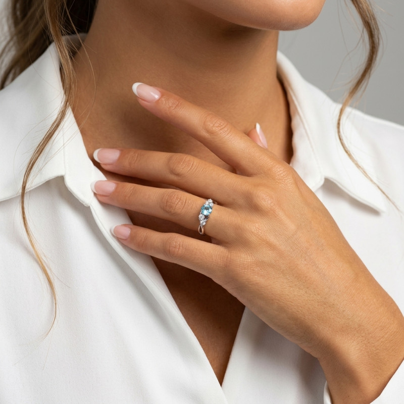 Bague Argent 925 Rhodié Topaze bleue traitée et Oxydes porté