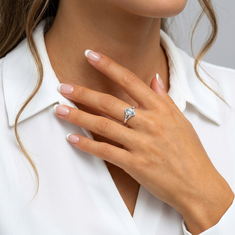 Bague Argent 925 Topaze bleue traitée Navette 8x4mm porté