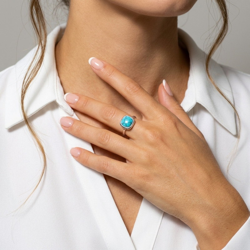 Bague Argent 925 Turquoise Reconstituée Cabochon Coussin 10x10mm porté