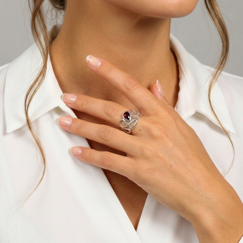Bague Argent Ajouré et Grenat Poire porté