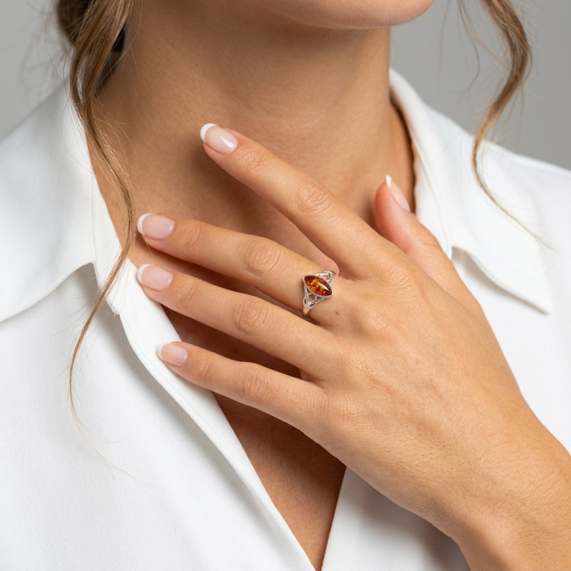 Bague Argent Ambre Navette style Celtique porté