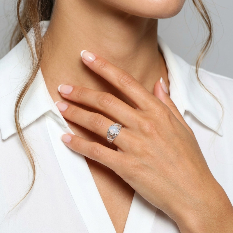 Bague Argent Arabesques et  Calcédoine Bleue porté