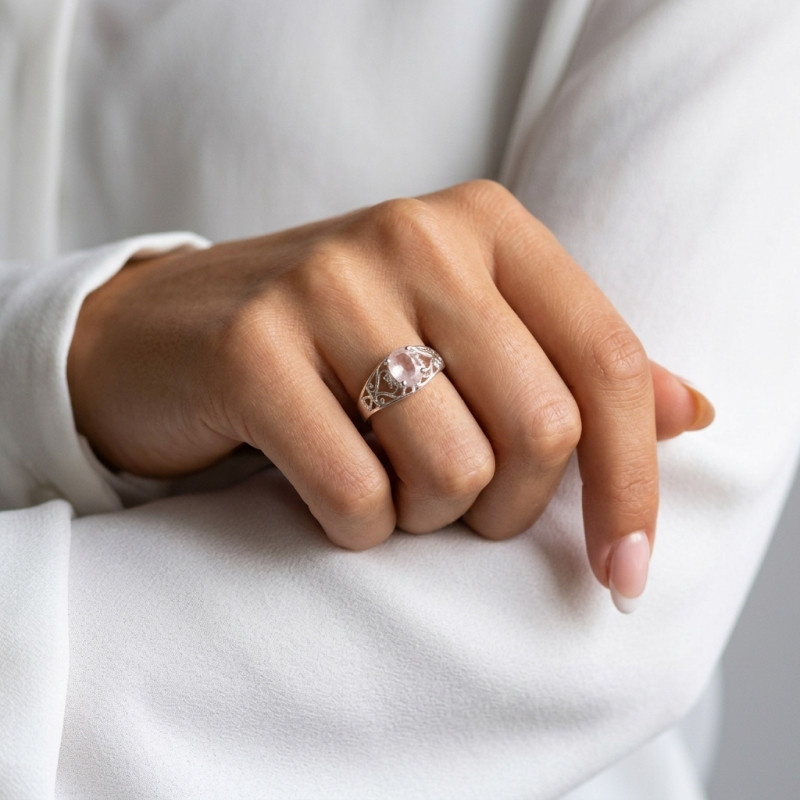 Bague Argent Arabesques et  Quartz Rose porté