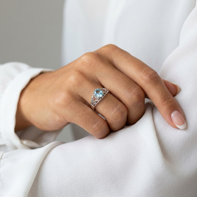 Bague Argent Arabesques et Topaze bleue Traitée porté