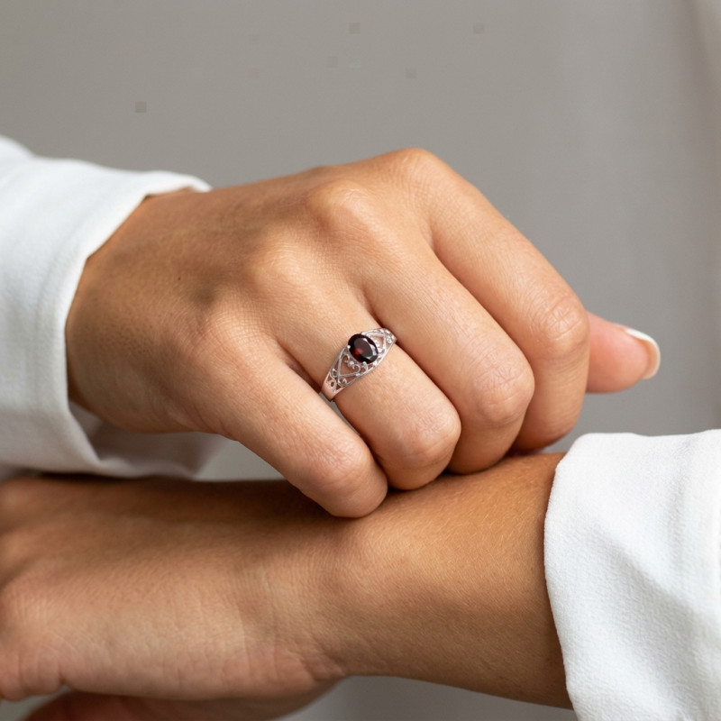 Bague Argent Arabesques Grenat  porté