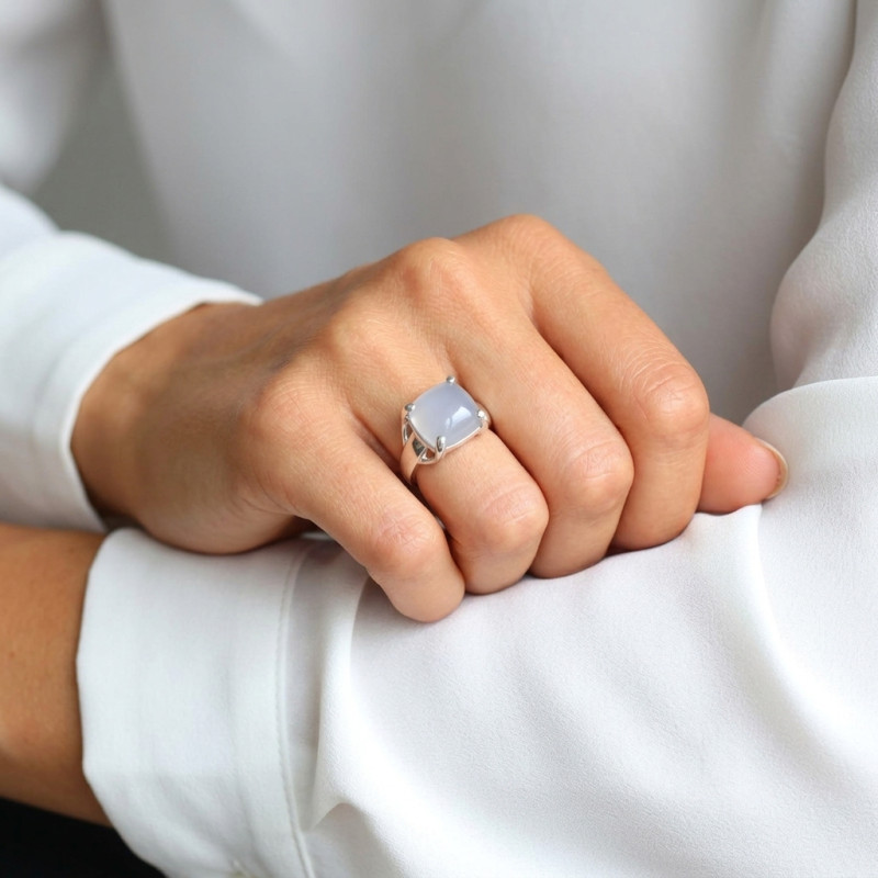 Bague Argent Calcédoine Bleue Coussin 12mm porté