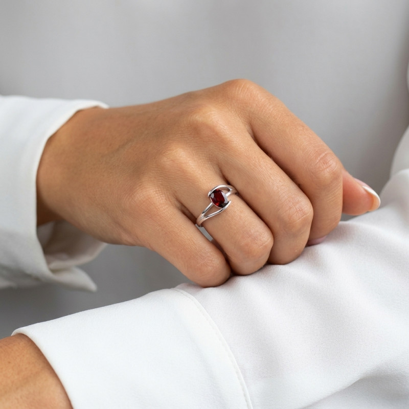 Bague Argent Corps Croisé Grenat Ovale 7x5mm Demi Clos porté