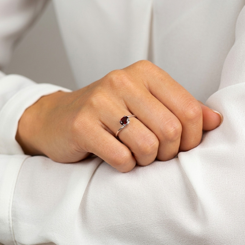 Bague Argent Corps Croisé Grenat Ovale 7x5mm Serti Griffes porté
