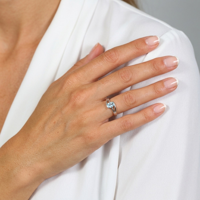 Bague Argent Corps Croisé Topaze  Bleue Traitée  Ovale 7x5mm Demi Clos porté