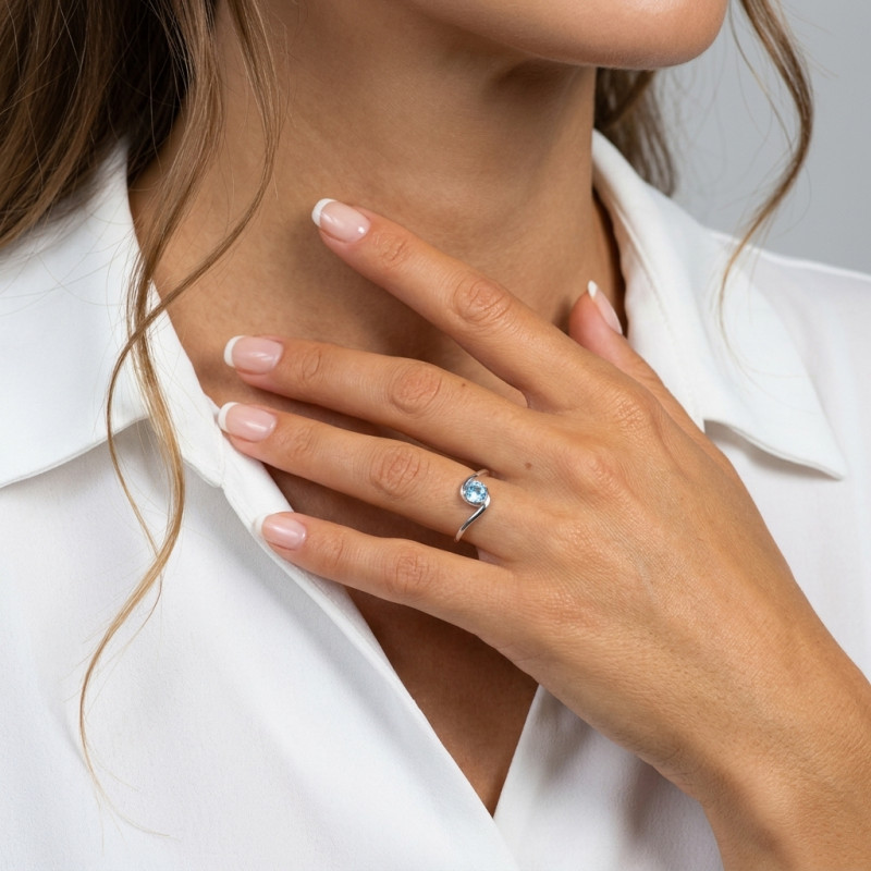 Bague Argent Corps Croisé Topaze Bleue traitée Ronde 5mm porté