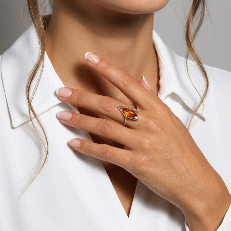 Bague Argent et Ambre forme contemporaine porté
