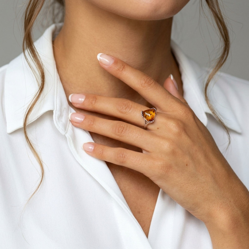 Bague argent et ambre triangulaire porté